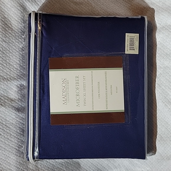 Madison Navy Blue Microfiber Twin XL Sheet Set NRFP - Picture 2 of 3
